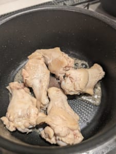 手羽元を炒める